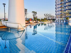 Outdoor pool - Supalai Mare Pattaya Condo Sea View by Dome (Pattaya)
