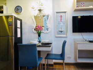 Deluxe Room | In-room dining - Supalai Mare Pattaya Condo Sea View by Dome (Pattaya)
