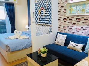 Desk, blackout curtains, free WiFi, bed sheets - Supalai Mare Pattaya Condo Sea View by Dome (Pattaya)