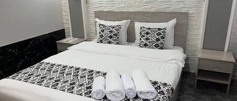 Luksusrom, 1 queensize-seng (Superior) | 10 soverom, blendingsgardiner, lydisolert og wi-fi (inkludert)