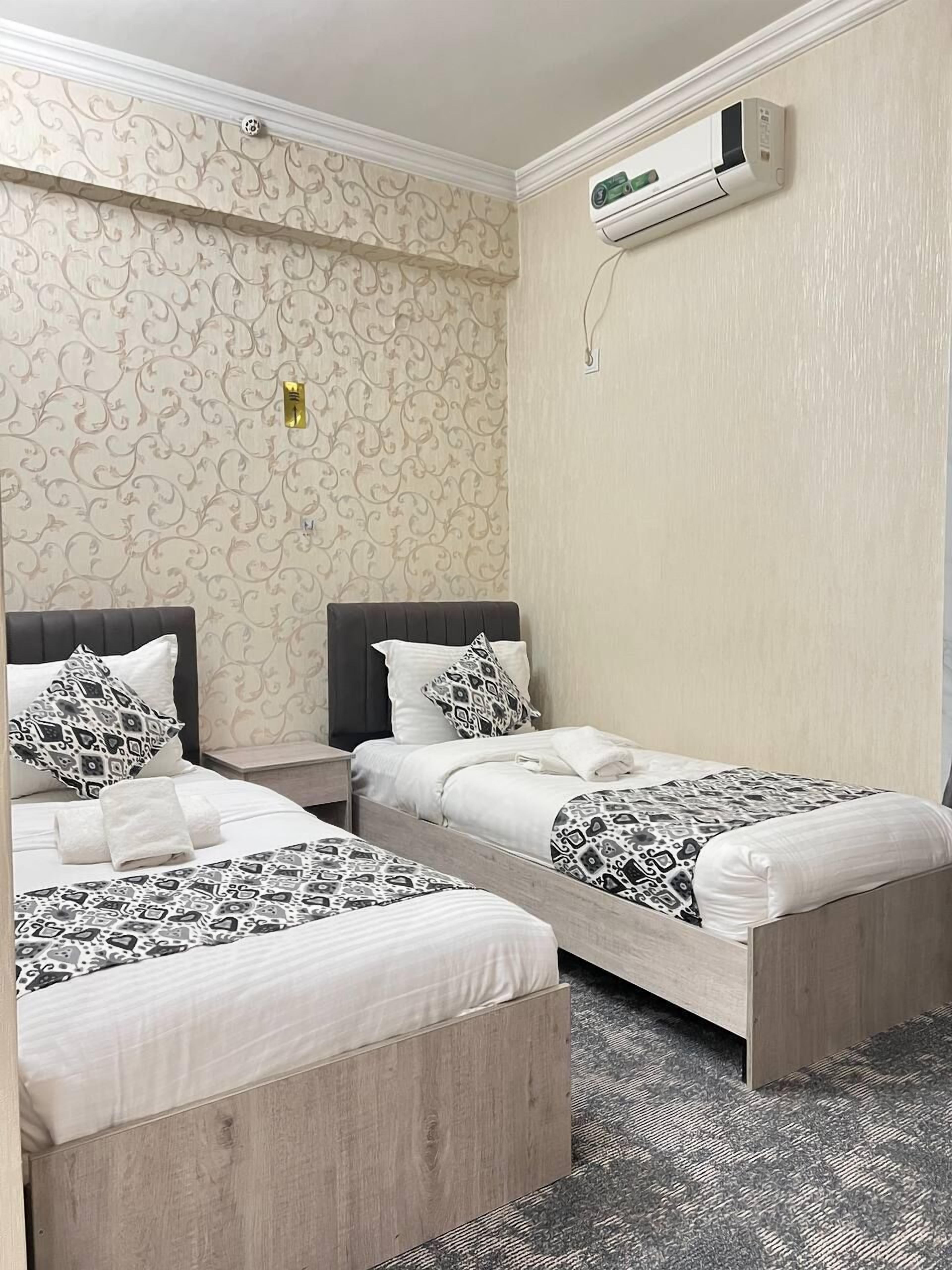 Camera Standard con 2 letti singoli | 10 camere, tende oscuranti, insonorizzazione, Wi-Fi gratuito