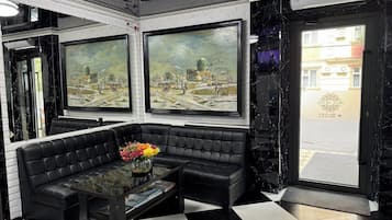 Sala de estar en el lobby