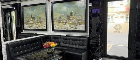 Coin salon dans le hall