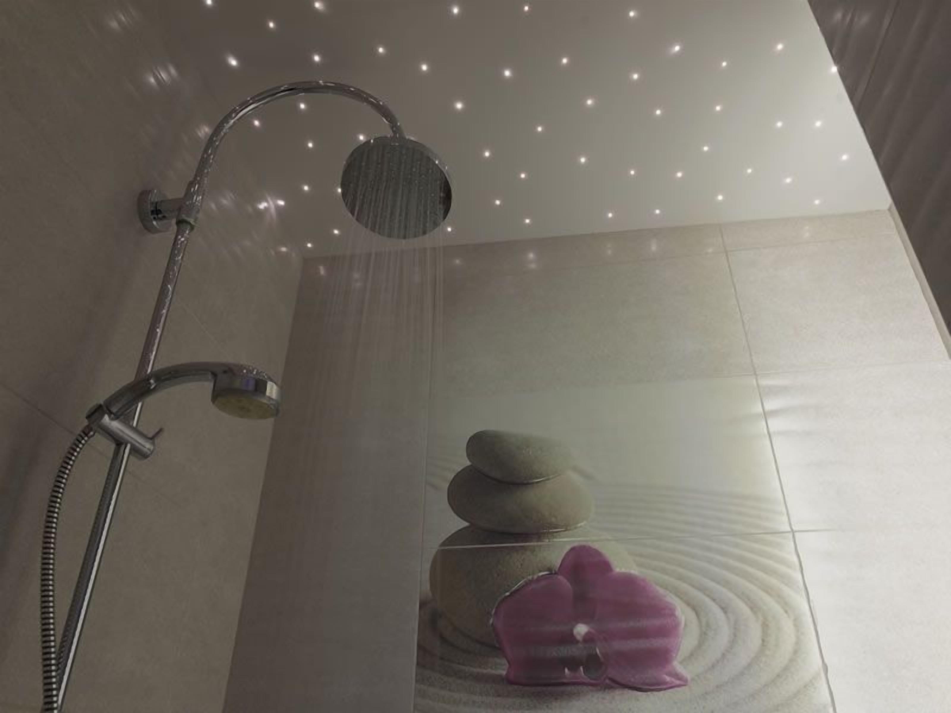 Double Room (Fée Salina) | Bathroom shower