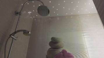 Double Room (Fée Salina) | Bathroom shower