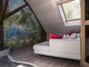 Suite, Sauna (Fée Mélusine, lit rond) | Living room - Chambres d'hôtes des Fées (Pretin)