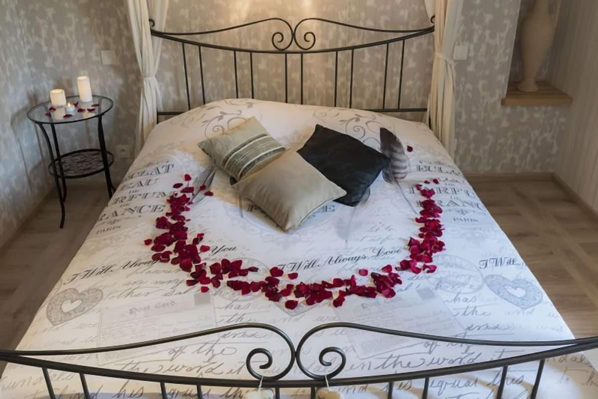 Double Room (Fée Salina) | Minibar, individually decorated, individually furnished, blackout drapes