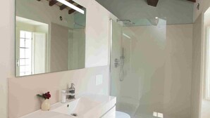 Apartamento, 2 habitaciones | Baño | Ducha y toallas