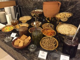 Una amplia variedad de alimentos y bebidas en barra.