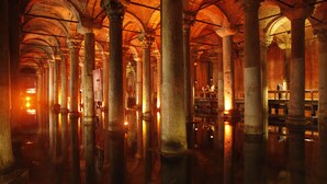 A historic building with high vaulted ceilings and large stone columns. - Ottoman's Life Hotel Deluxe (Istanbul)