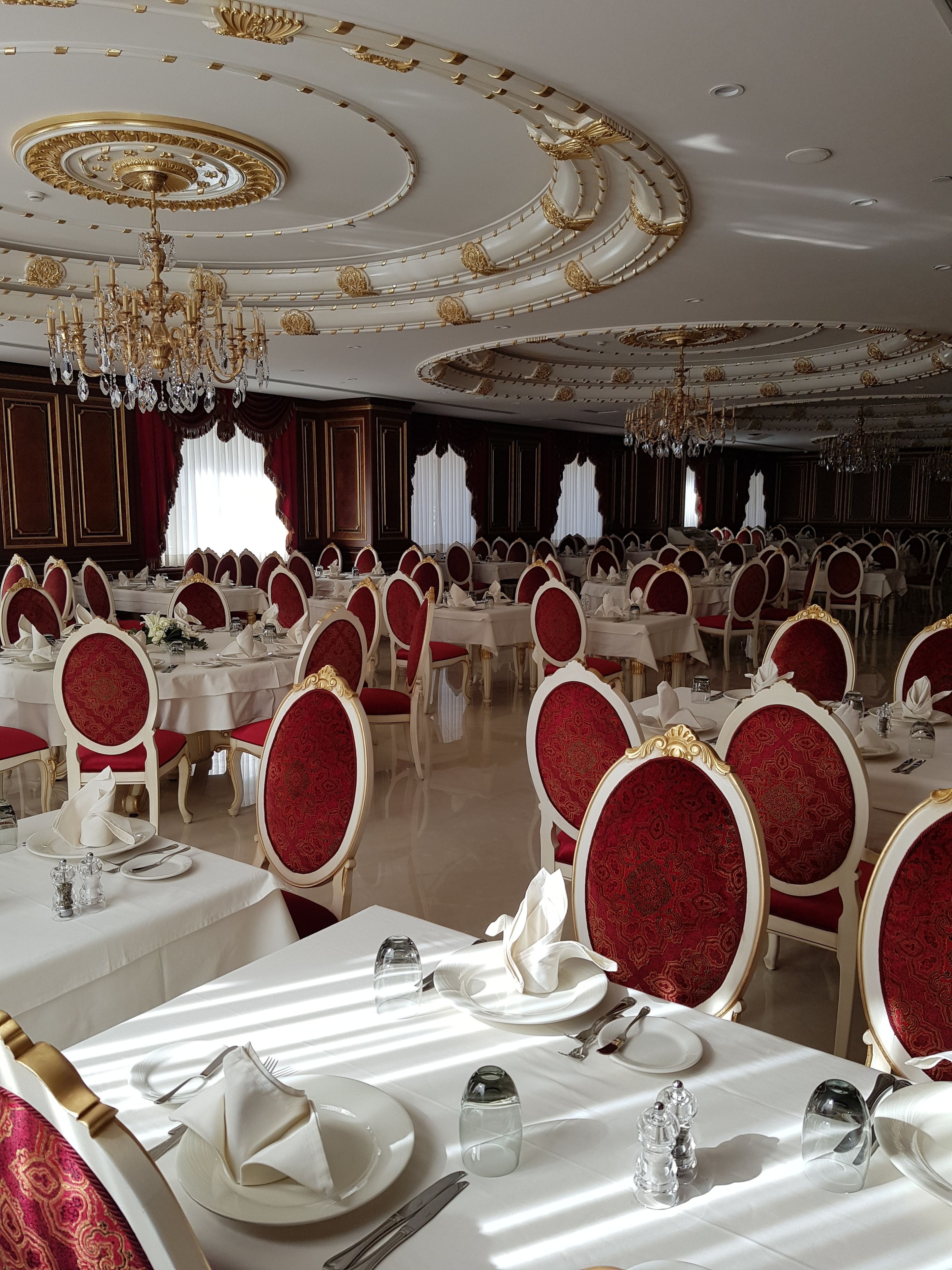 2 ravintolaa, joissa tarjoillaan lounas