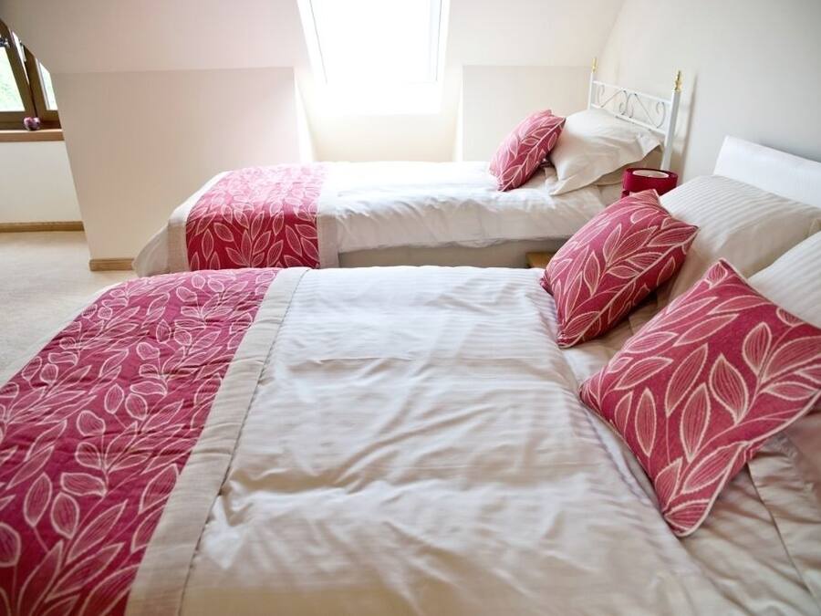Memory foam-senger, lydisolert og wi-fi (inkludert)