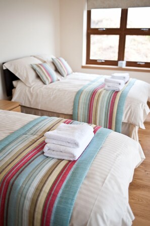 Quadruple Room (Room 7) | Memory foam beds, individually decorated, individually furnished - Bamflatt Farm B&B (Strathaven)