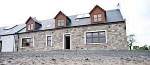 A stone building with multiple windows and a sloped roof. - Bamflatt Farm B&B (Strathaven)