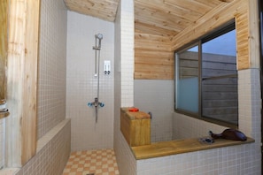 Combined shower/bathtub, free toiletries, hair dryer, slippers - New Life Hot Spring Resort (Yuli)