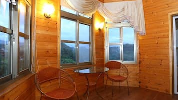 Íróasztal, ingyenes wifi és ágynemű