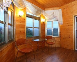 Escritorio, wifi gratis, ropa de cama y acceso para silla de ruedas 