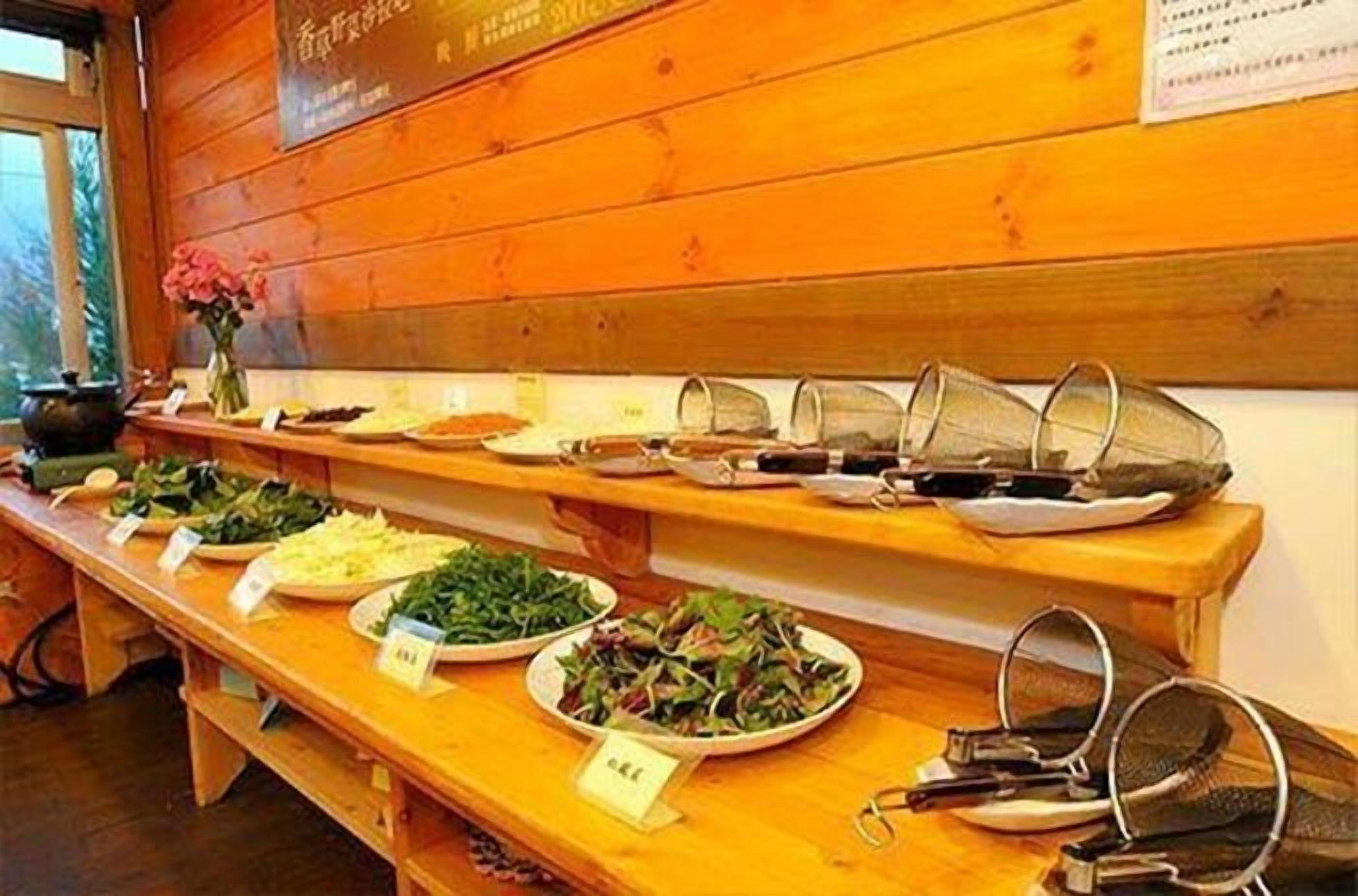 Una mesa de buffet con diferentes platos y cubiertos.