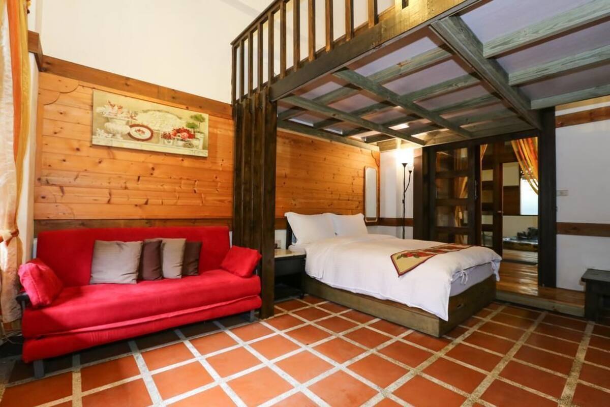 Deluxe Quadruple Room | Desk, WiFi (free), bed sheets