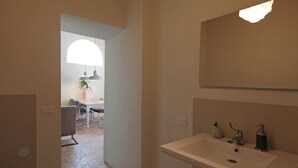 Apartamento, 2 habitaciones | Baño | Toallas