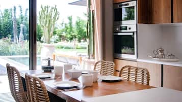 Villa de lujo, varias camas, vistas a la piscina | Cocina compartida | Frigorífico grande, microondas, horno y placa de cocina