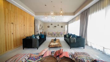 Una televisión de pantalla plana, una chimenea, un reproductor de DVD