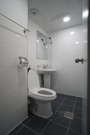 Basic Twin Room, 1 Bedroom | 18 bedrooms, minibar, individually decorated, individually furnished - YH GuestHouse - Hostel (Seoul)