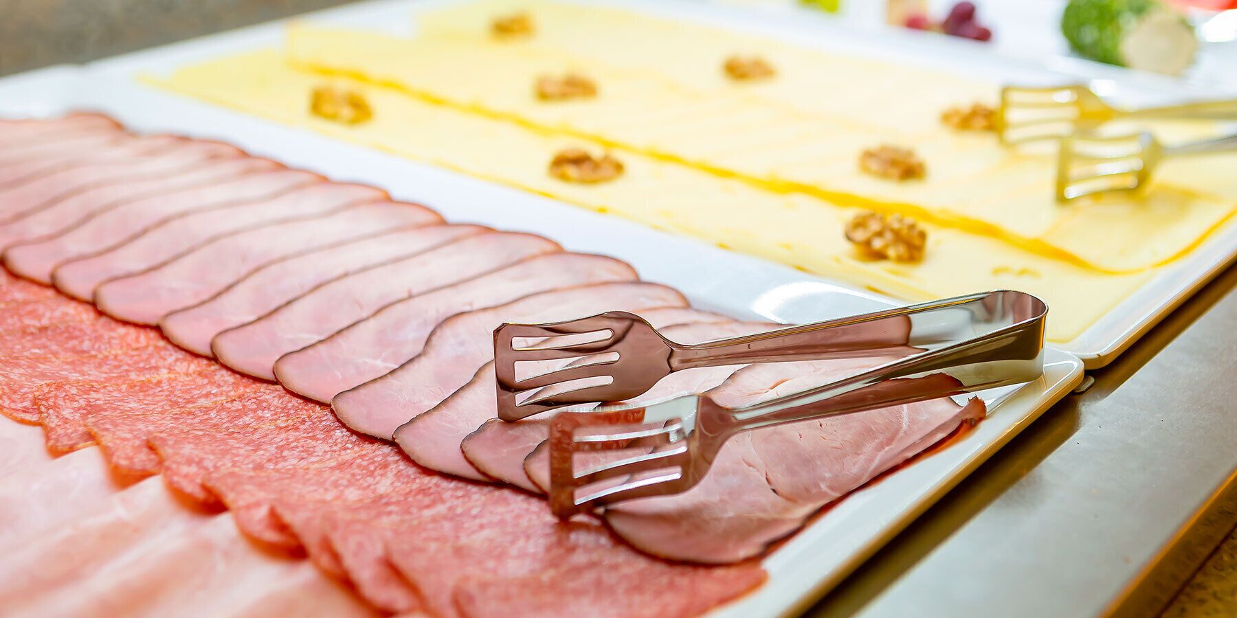 Un buffet proposant des viandes et des fromages en tranches.