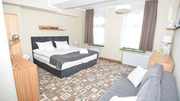 Comfort Double Room | Desk, blackout curtains, soundproofing, iron/ironing board