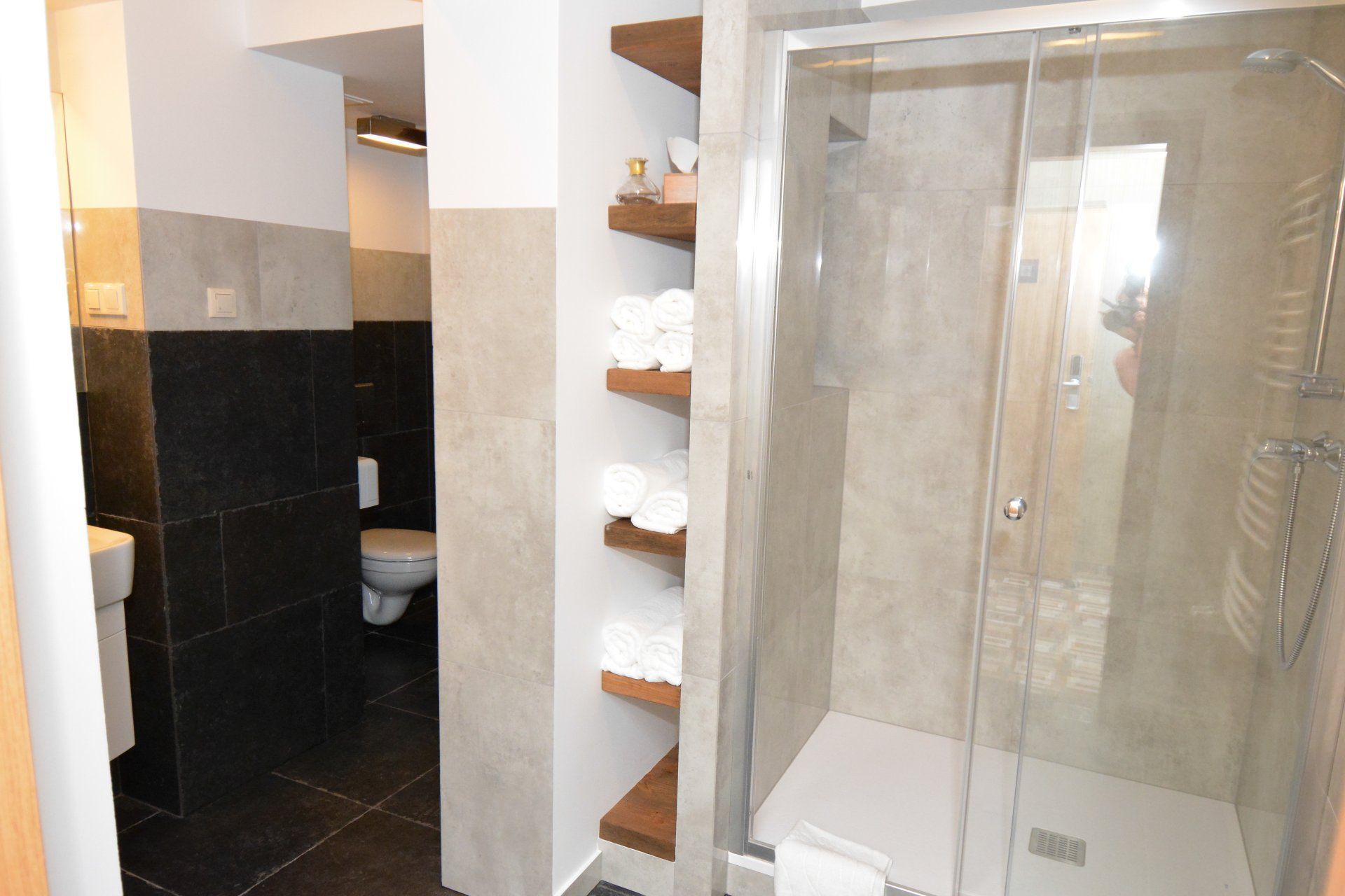 Comfort Double Room | Bathroom | Shower, free toiletries, hair dryer, towels