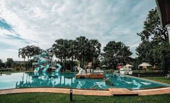 Una piscina al aire libre, sillones reclinables de piscina