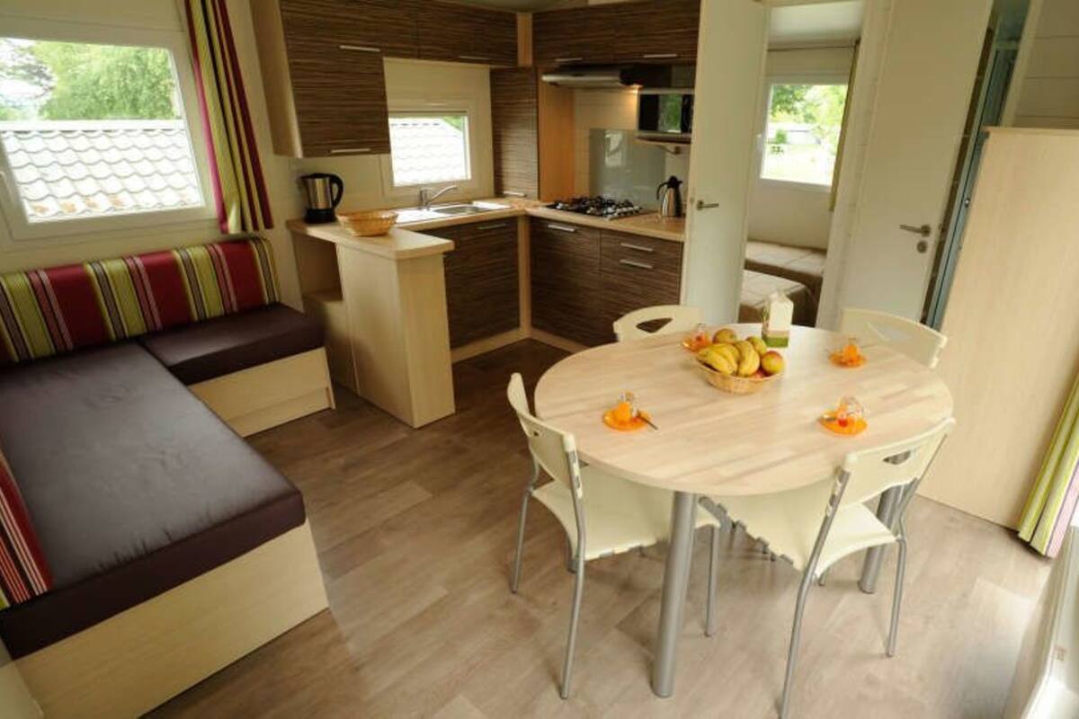 Trailer luxo, 2 quartos | Opções para refeição no quarto