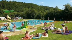 Una piscina al aire libre de temporada