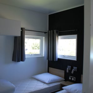 Deluxe Mobile Home, 3 Bedrooms | Cribs/infant beds, bed sheets