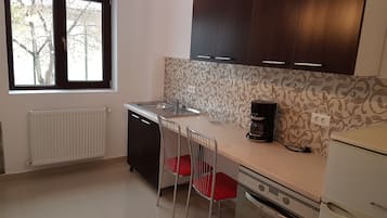 Marble Apartment | Eget kök | Stort kylskåp, mikrovågsugn, kaffe- och tebryggare och vattenkokare