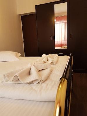 Marble Apartment | Soundproofing, free WiFi, bed sheets - Rent Holding (Iasi)