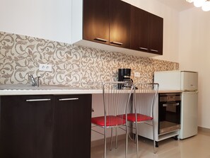 Marble Apartment | Cuisine privée | Grand réfrigérateur, micro-ondes, cafetière/bouilloire