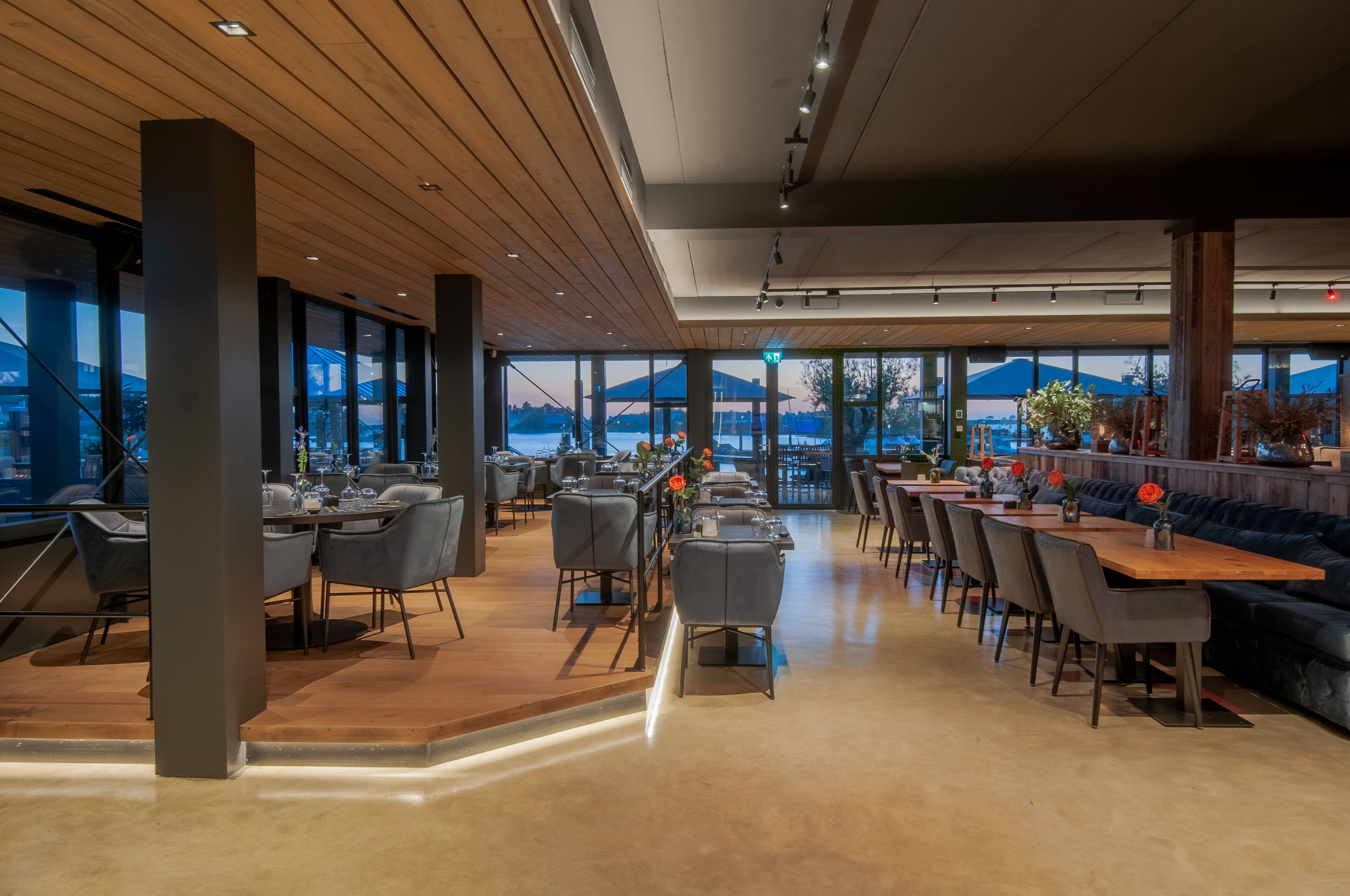 Phục vụ bữa sáng, bữa trưa và bữa tối 