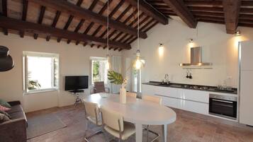Apartment, 1 Bedroom | In-room dining