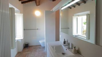 Apartment, 1 Bedroom | Bathroom | Towels
