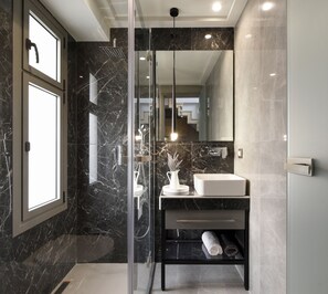 Shower, rainfall showerhead, free toiletries, hair dryer - Serenity Suites (Nikiti)