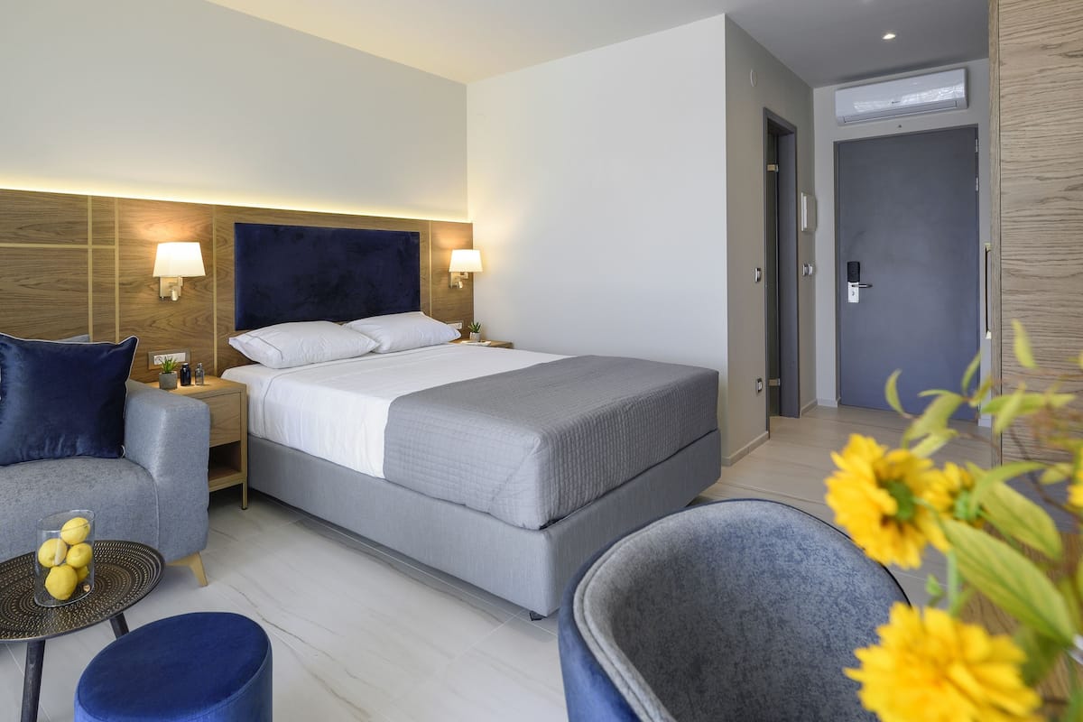 Deluxe suite, uitzicht op zwembad | Luxe beddengoed, pillowtop-bedden, een kluis op de kamer