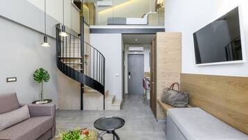 Premier Loft Plus Pool View | Ylelliset vuodevaatteet, pillowtop-patjalliset sängyt