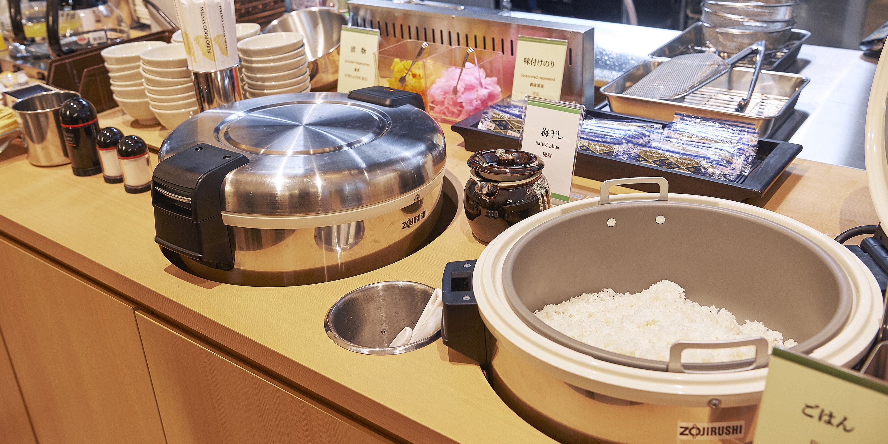 Un buffet proposant une variété de plats et d’ustensiles de cuisine.