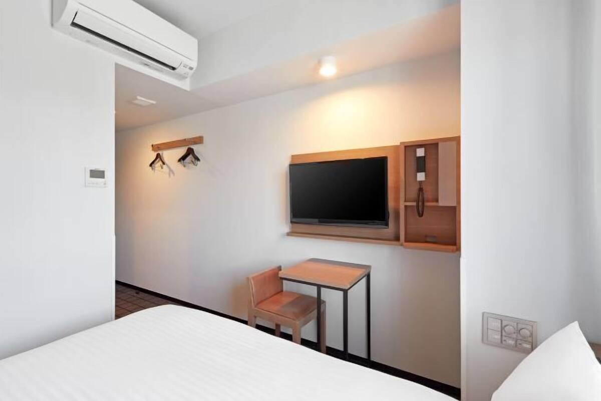 Schreibtisch, Verdunkelungsvorhänge, Bügeleisen/Bügelbrett