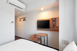 Desk, blackout curtains, iron/ironing board, free WiFi - Sotetsu Fresa Inn Kobe Sannomiya (Kobe)