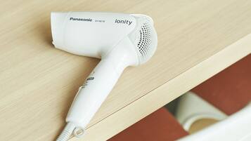 Un secador de pelo Panasonic ionity sobre una superficie de madera.