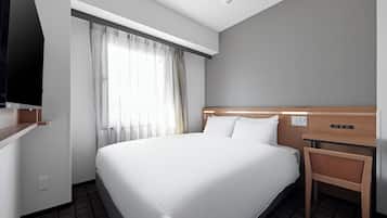 Escritorio, cortinas blackout y tabla de planchar con plancha