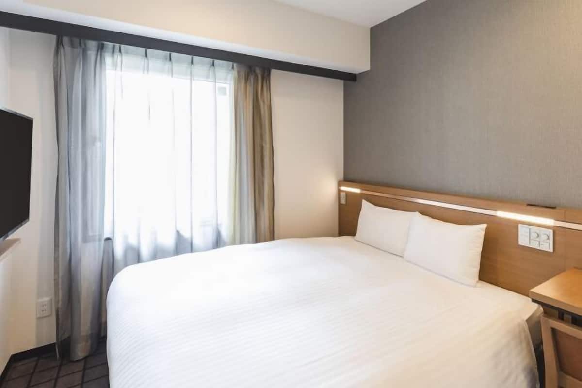 Escritorio, cortinas blackout y tabla de planchar con plancha