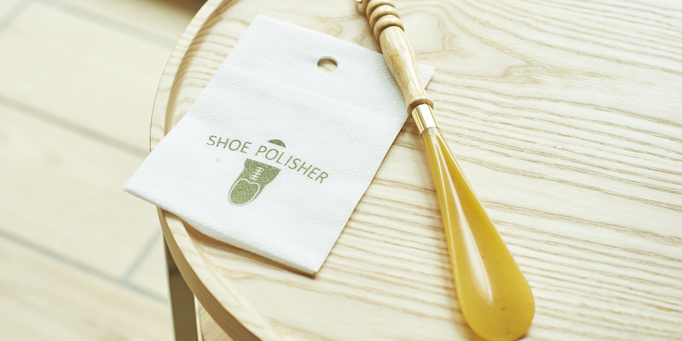 Una etiqueta de limpiador de zapatos sobre una superficie de madera.